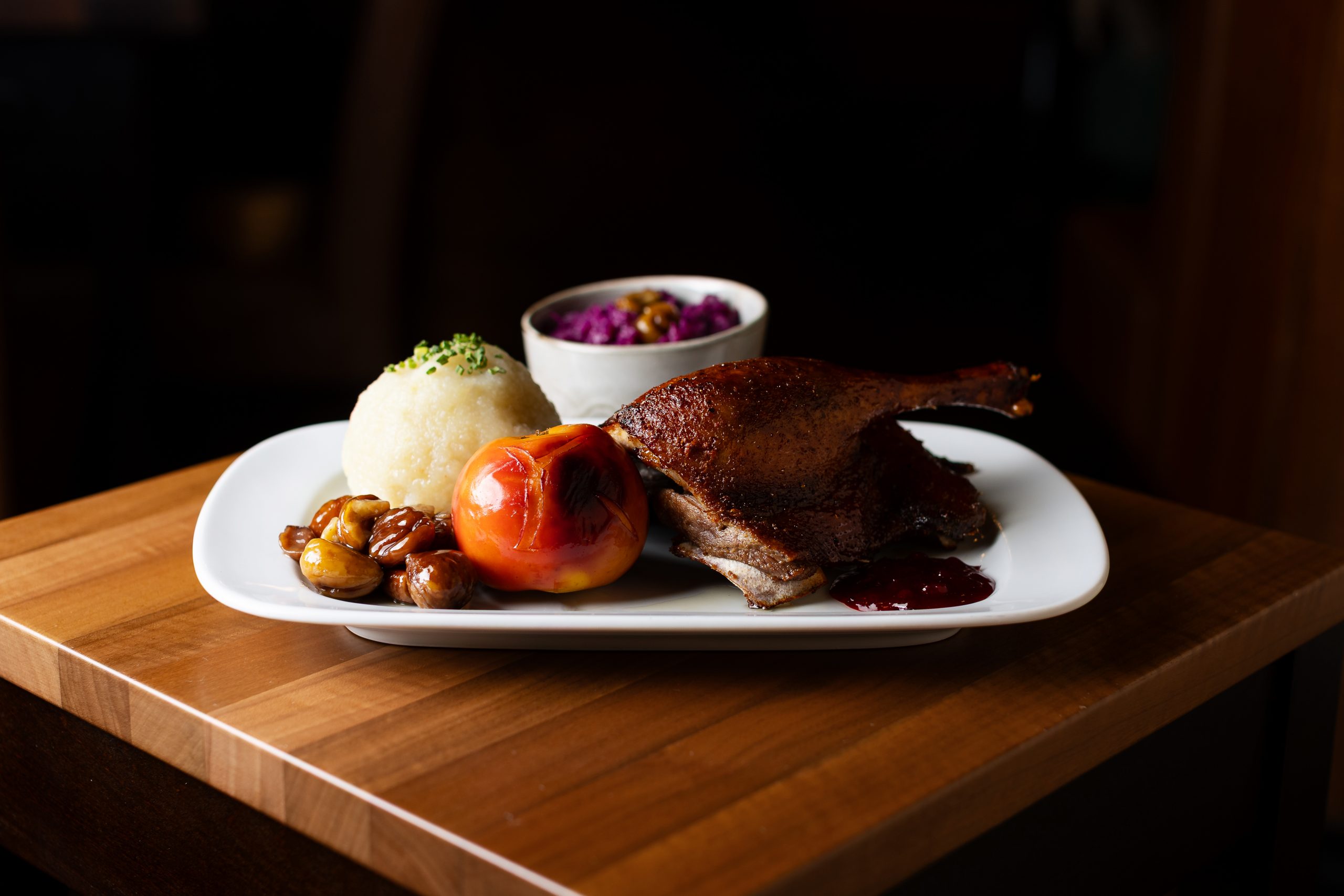 Martini Gansl mit Erdäpfelknödel, Rotkraut, Bratapfel und Maroni im Café Hummel